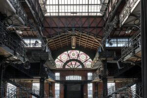 Historische Fabrikhalle mit schmiedeeisernen Galerien und buntem Rundfenster